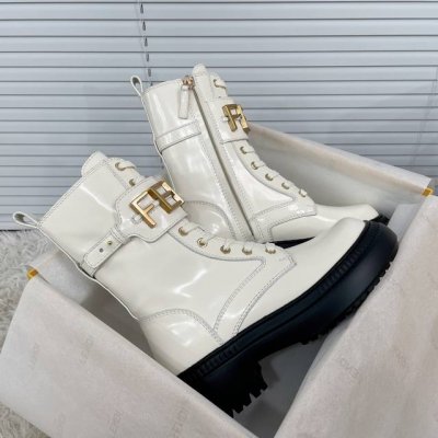 橙子出厂价 Fendi 芬迪 秋冬新款 Graphy系列走鞋款马丁靴 字母系带中筒靴 机车造型时尚前卫，上脚非常舒适。超纤牛皮面料，搭配金色fendi金属配饰，