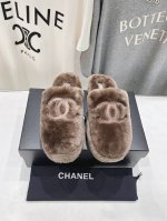 高版本出厂 Chane*小香ss新款羊毛拖鞋～頂级品质纯皮毛一体羔羊毛打造！ 米超温暖的感觉，穿上仿佛踩在云朵上，精致高级！让这双毛拖身价陡增！鞋底是原版开模的