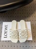 顶级品质P310 loew* 罗意威 25Ss 春夏新品 拖鞋 疯狂种草简约设计感觉更干净优雅 让你念念不忘 颜色也很耐看漂亮，上脚瞬间气质十足气场，简直无敌帅