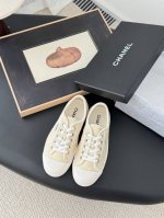 配白色飞机盒Chanel 25C隐藏款休闲小白鞋！Vintage感满满，中古复刻款get啦～小白鞋适配春夏，黑白拼接就很Chanel。配合袜子就很复古学院的感觉