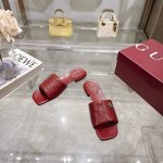 6026-2 酒红 35-42 这款个性十足的鞋履以优质Gg羊皮革匠心打造，集品牌典藏设计与现代优雅格调于一体。这款凉鞋缀饰标志性双G配件，尽显经典魅力与品牌格
