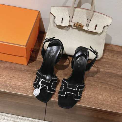 出厂价 Hermes Ella 105凉鞋系列 时尚又百搭 超级舒服 每个细节都做到极致 原版定制麂皮 内里混种羊皮 原版开模细跟鞋跟 独家开发钻扣五金饰品跟高