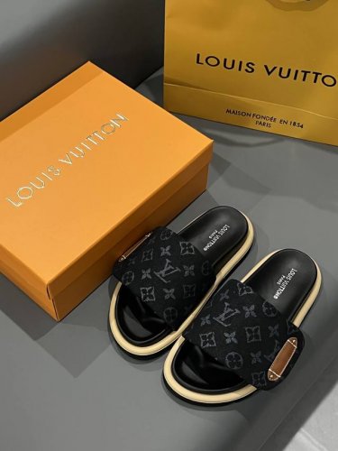 出厂： Louis Vuitton 路易威登 Lv魔术贴拖鞋 凉拖 情侣款 Pool Pillow Comfort 必入系列！魔术贴高级慵懒风 百看不厌款 时尚
