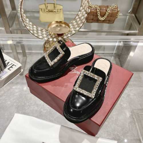 出厂 Roger Vivier 』24年新款经典铜扣和钻扣拖鞋 购入原版1:1打造复刻，复制出与原版无差别的对比 自带增高拉腿效果绝了 搭配钻扣 方扣一眼就被惊