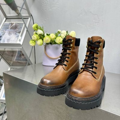 高品质出 新品普拉达2024秋冬走秀款靴子 太古汇原版购入爆拆复刻 鞋子上脚很轻便，走路舒适度都很赞 运用三角标设计风格值得拥有 鞋型韵味超赞，非常有特色的设计