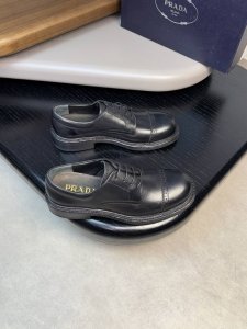 prada 普拉达 -高端品质 原单 -鞋面：进口蜡感纳帕小牛皮、完美拼接 -内里：水染牛皮 -大底：超真皮 橡胶；组合成型真皮大底 -超高品控 做工精细：凸显