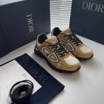dio* 迪奥 ：高版本 。官网同步发售。情侣款。本季全新推出ｄ家b30 低帮运动鞋。鞋面采用牛皮拼接鞋面搭配网眼织，饰以反光cd30图行标志 原版网布内里 凸