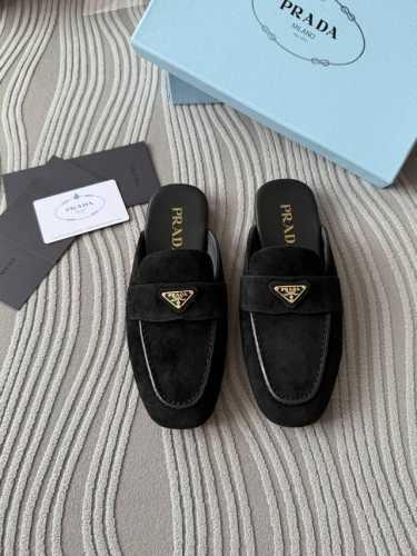 代购级400 prada 25Ss 普拉达走秀款三角标 半拖鞋爆款！ 走秀款 复古感时髦满满 随意百搭 时尚休闲 独到味道 人人都爱也轻松驾驭 每年都会爆.足以