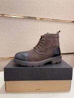 工厂价: 高端货 Ugg最新款 1：1品质，面料:欧洲进口牛皮高端品质头层牛皮。内里:羊毛内里，鞋底: 纯进口橡胶发泡大底。高端货，做工精细，潮流时尚。上脚非常