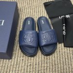 Size:男款39-44 38 45订做不退不换 Dior Aqua这款是迪奥二零二四秋季男装系列新品，优雅的设计彰显休闲风范。全新设计，鞋面采用蓝色绗缝效果牛
