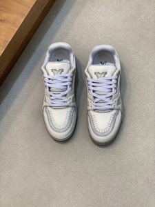 l. V Trainer 情侣款水洗渐变运动鞋 重工打造特别版 采用水染小牛皮水洗工艺，精致单品，后部 #54 标识遥望品牌诞生的 1854 年，男装艺术总监