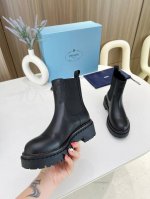 Prada 普拉达2024Wa 秋冬新款 金典马丁靴，风格百搭采用厚实鞋底，匠制细节与当代元素增添活力，以全新时尚语言诠释经典。 高度5厘米闪亮登场 小红书各大