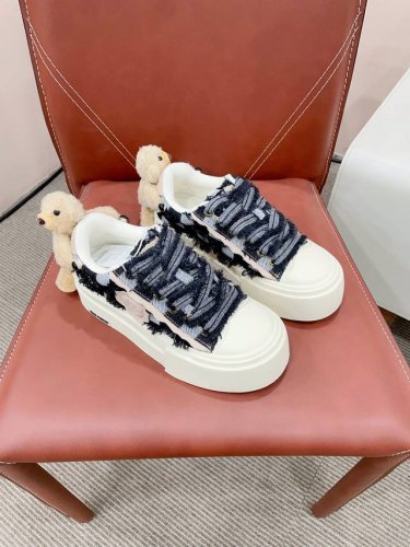 Demarz* 小众潮牌 24Ss新款 小熊 贴章 厚底 帆布 休闲鞋 鞋子和小熊居然也能搭配到了一起，软萌可爱的小熊通过弹力纽扣固定 很牢固 不易脱落 拼接的