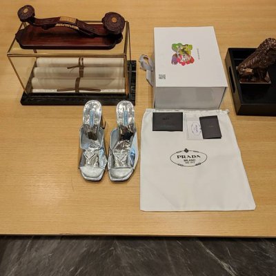 粗跟方头凉鞋系列 顶级包装配套最高版本 PRADA 2024普拉达春季 最新款且超级爆系列爆品大粗跟方头三角扣凉鞋系列。光板 钻面 春夏新品， 顶级版本 实力来