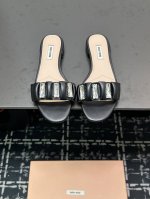 Miu Miu2025*新款平底凉拖乖巧减龄 上脚显腿长又高级 舒适度也做到完美 日常穿着超级合适 穿脱方便 超级哇塞鞋面:牛漆皮内里垫脚羊皮真皮大底码数:35