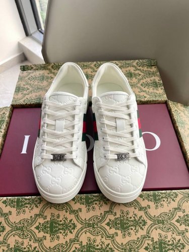 出 Gucci Ace系列新款小白鞋 全新升级环保牛皮柔软舒适 系带搭配ace金属标牌全新系列呈现特色低帮设计 大底厚3Cm Tpu大底上脚非常舒适轻便！透气水