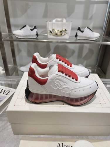 出 上新alexander Mcqueen 亚历山大麦昆 春夏男sprint运动情侣款 鞋侧面饰有时尚个性字母seal Logo组合雕花标志 内里网 牛皮垫脚，