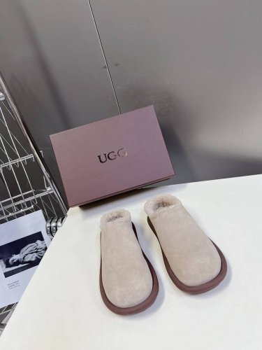 Ugg秋冬毛毛拖 Lisa 海莉 Jennie同款 一款增高神器～显高还又拉腿长 看多了经典款 需要一些点缀 成为寒冬流行穿搭的主流趋势 漫长的冬日还有什么比舒