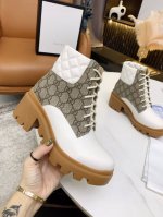 冲量价: 新版古琦gucci 热卖中.. 特显复古英伦风，正面logo布标装饰。 跟高：6Cm 面料：进口牛皮 开边珠 垫脚：升级牛里 颜色：黑色 码数：34-