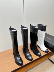 Chanel 香奈儿*秋冬新款小香菱格骑士靴 这款骑士靴真的是帅气时尚的代表，靴筒领口设计经典菱格工艺 靴筒口双c电绣logo 低调不失奢华！简约时尚个性又大气
