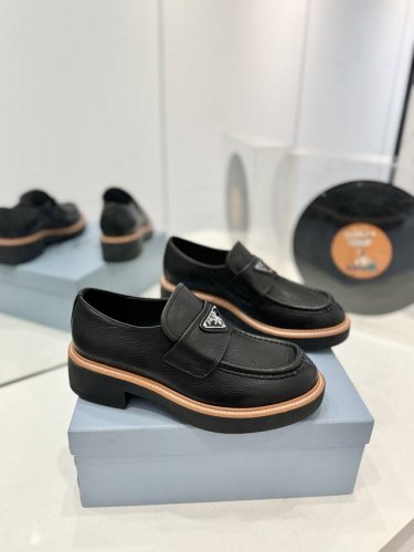 工厂价 顶级版本普拉达 新款荔枝纹乐福鞋，楦靴型+英伦复古设计，经典耐看！原版倒模楦型，极致1:1形体，进口高端面料呈现出精致质感！ 鞋面采用原版进口荔枝纹牛皮