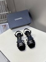 330 Chanel香奈儿 25P春夏新款双C粗跟凉鞋 小香的一款全新设计 双C五金扣 简约百搭上脚超级美的 怎么看都超美 鞋面：进口小牛皮 内里垫脚：混种羊皮