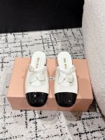Miu Miu 缪缪 25 早春新品钮扣粗跟玛丽珍半拖专柜主打最新走秀款 蝴蝶结复古玛丽珍粗跟单鞋火爆上新！ 缪家高货 顶级工艺打造精品质感 无敌舒适 绝对是一