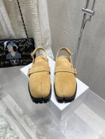 Maisom Margiela mm6马吉拉经典分趾凉鞋这双热度超高的单品 必须人手一双入手了 不能错过的单品 炸裂了独家原版购入开发 不能错过的一款鞋面：进口