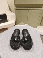 夏季经典logo刺绣拖鞋专柜最新款 ！原版开发，双层组合大底，原版材料！欢迎对比！旅游度假首选的一款百搭神器，上脚显脚白鞋面选用进口牛皮五金logo，做工细腻精