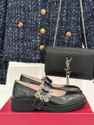 厂价Roger Vivier Rv经典雕花水钻扣玛丽珍鞋精致到骨子里的玛丽珍不显成熟而是带有那种清纯感上脚舒适 且超好看哦！面料采用原版定制羊京内里垫脚均为混种