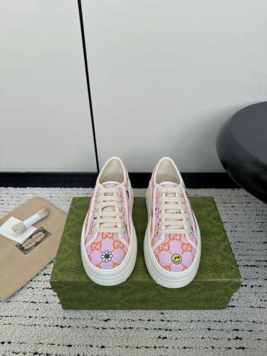 Gucci 24Ss 最新情侣款 1977系列 厚底 老花 帆布鞋 休闲 运动鞋 标识由始于 30年代的早期 钻石萎格纹演化而来，于20世纪70年代首次开始使用