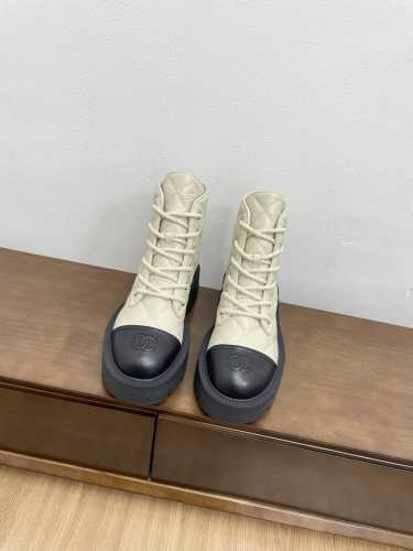 顶级版本chanel 24Ss 早秋 专柜新款厚底系带短靴 马丁靴 天花板顶级品质 这款靴子真的是小个子福星，厚底5Cma 更精致一点 菱格鞋面 鞋头的暗花lo