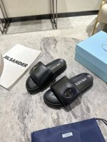 Prada 普拉达 新款面包拖 面皮：超软全粒面绵羊皮 内里：进口羊皮里，原版1:1开发三角扣 大底：橡胶耐磨底 码数：35-39 34、40、41定制不退换