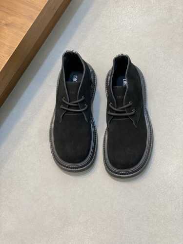 Dior最新男款系带高帮靴这款及裸靴彰显现代时尚的外观，磨砂牛皮面、牛皮材质鞋面置于复合凹凸橡胶鞋底上，鞋跟裁片和侧面采用logo标志装饰，这款别致的靴子可与各
