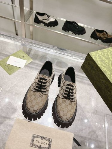 Gucci 古奇春季 男女 同款系带鞋！ 这双休闲系带鞋采用 古奇奥guccio Gucci 字母组合图案的超大版型。凸纹鞋底和撞色饰边增添现代元素，将品牌传统