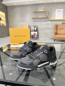 L 顶级代购 路 炸街男神新品来袭，男士超人气运动爆款专柜新款，原厂配置意大利进口印花布面料，复杂工艺霸气的外观搭配新底更加潮达人，进口透气网布内里垫，透气舒适