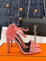 厂价Hermès 爱马仕经典h钻扣一字带高跟凉鞋看到这双鞋都会爱惨了8太美太高级 只想收藏起来H钻扣闪到炸裂 显得很精致穿上自动脑补我是大明星鞋面采用进口丝绒