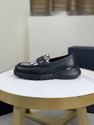 工厂价 原单品质，顶级版本 Dior 迪奥 男士商务休闲皮鞋，顶级牛货.1:1出货奢华尊贵全部采用进口原版品牌布料，只为打造更为舒适的穿着体验，鞋面：原版精选开