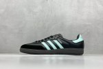 270 Adidas Samba Og 复古桑巴板鞋 这款桑巴鞋展示了高质量的工艺 带有装饰的超锁缝制和无缝的手感 柔软、柔软的皮革造型和标志性的3条纹完成了精