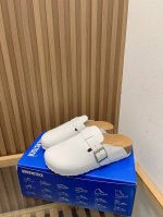 Birkenstock 勃肯经典半拖 经典的包头半拖，一年四季都可以轻松穿着。鞋面由磨砂皮 羊毛毡革制作，营造出自然、质朴的外观。 鞋面：麂皮 羊毛毡 鞋底：软
