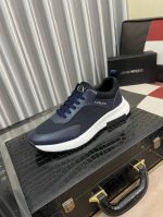 出厂价： 阿玛尼新款休闲运动鞋 时尚百搭， 版型简洁大气， 面料采用进口牛皮配原版布料，透气内里，原版耐磨橡胶大底，独家新款，实物拍摄，码数：38-443色可选
