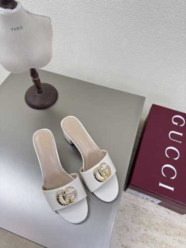 经典logo 一字拖鞋 白色 GUCCI 2025 跟高 4.5 经典杏色 小牛皮 有橡胶底可接单价格优 走鞋款秀 古驰 时尚的品牌LOGO持加，具有超辨高识度