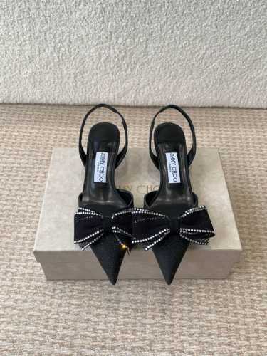 早春水晶钻扣凉鞋 拖鞋Jimmy Choo 周仰杰25春夏系列 重逢惊艳 优雅邂逅 碰撞之美 时尚国外博主同款街拍推荐 造型大胆别致 小羊皮鞋面 搭配钻扣 时髦