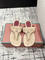 顶级版本 代购级 Loro Piana L 新款英伦夹脚拖鞋 凉鞋 咱家做是全羊京 不是市场磨砂材质哈 原来这就是传说走两万步都不会累脚的夹脚凉鞋把颜值和脚感都