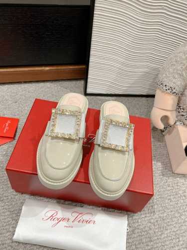 顶级品质Roger Vivier Fw25 New Arrival～Rv2025春夏新款钻扣穆勒拖鞋经典鞋型，经典水晶方扣，厚底**效果满分超级好搭配的夏季单品