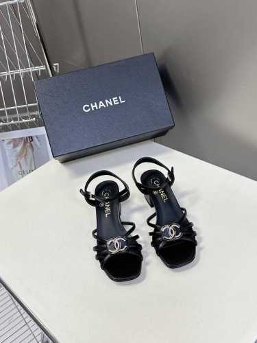 330 Chanel香奈儿 25P春夏新款双C粗跟凉鞋 小香的一款全新设计 双C五金扣 简约百搭上脚超级美的 怎么看都超美 鞋面：进口小牛皮 内里垫脚：混种羊皮