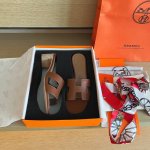 橙子出厂价 Hermes 爱马仕 夏季经典粗跟h拖鞋 旅游度假沙滩凉拖 面料：羊皮纹 跟高：4.5Cm 码数：35-42