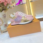 实价： 驴家新品发布会Louis Vuitton路易威登走秀款系列赋予 Run Away 运动鞋以经典跑鞋的设计精髓。波浪形图案为小牛皮制成的牛反绒鞋面渲染色彩