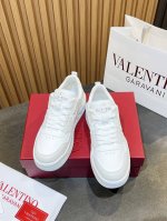 工厂价： 华伦天奴 情侣款休闲运动鞋系列Valentino 2024新款情侣运动鞋 火爆发售. 原版zp入购拆解. 反复打版调改. 力要一比一还原！顶级奢华力作