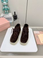 出厂毛里 绒里 高版本 Miu Miu24秋冬新款厚底高帮鞋低调简约的设计拥有了不受限的百搭谁穿谁好看的小白鞋，倘若你也是miumiu的粉丝，那么今年夏天又怎能